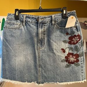 Jean skirt with embroidered flowers